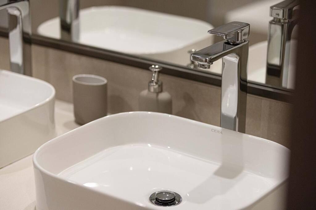 Chic 2 Bed Near Trade Centre With 5 Star Amenities Lägenhet Dubai Exteriör bild
